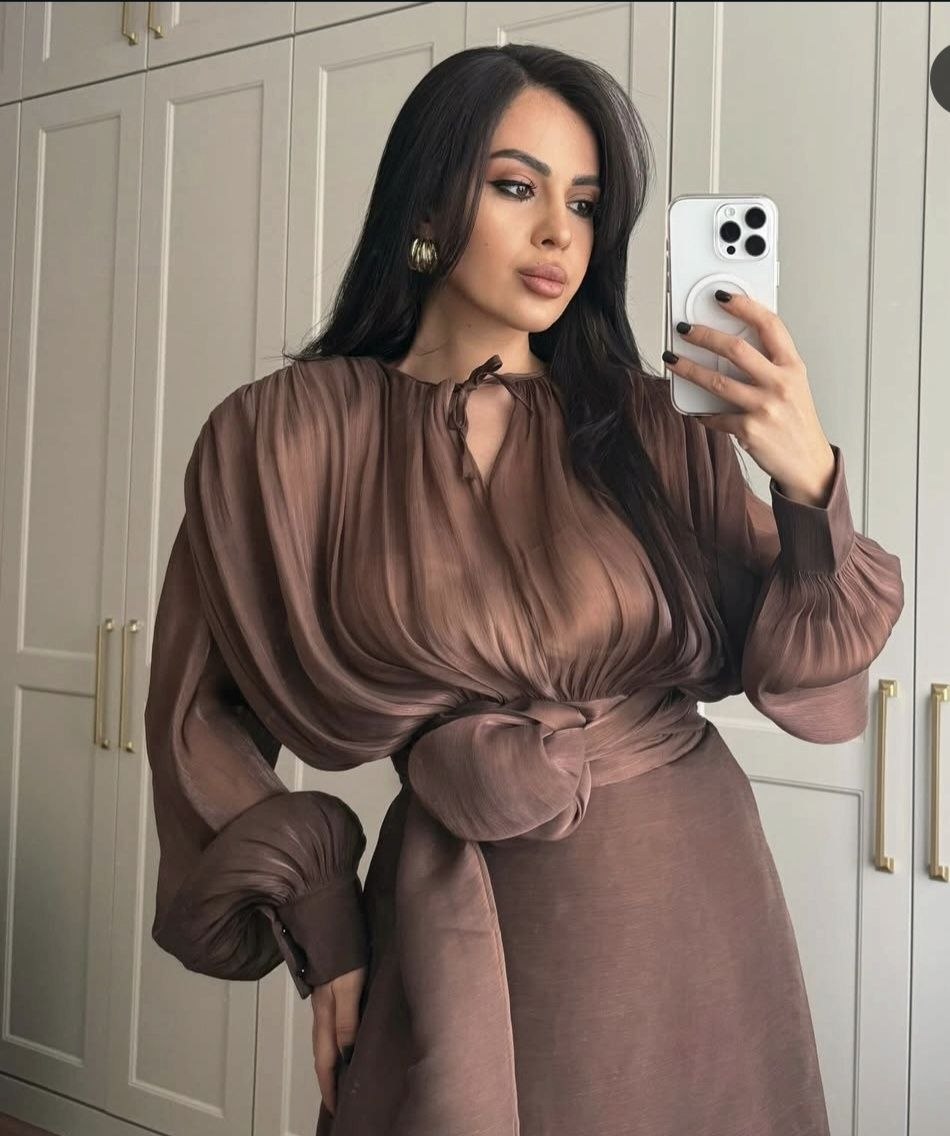 Visneli Robe Longue Plissée Satinée Manches Bouffantes À Lacets