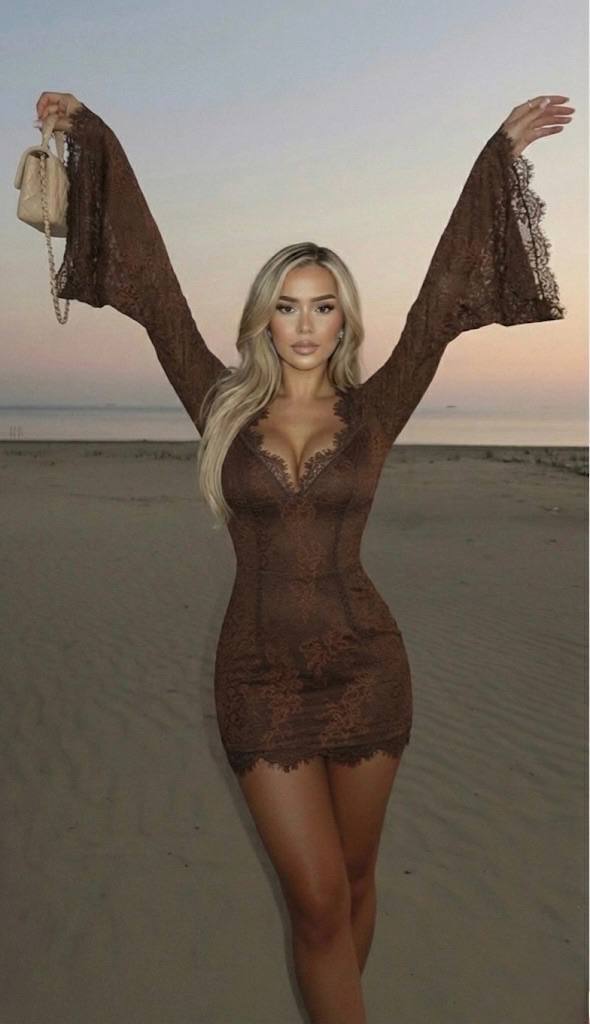 Robe Courte en Dentelle à Manches Évasées