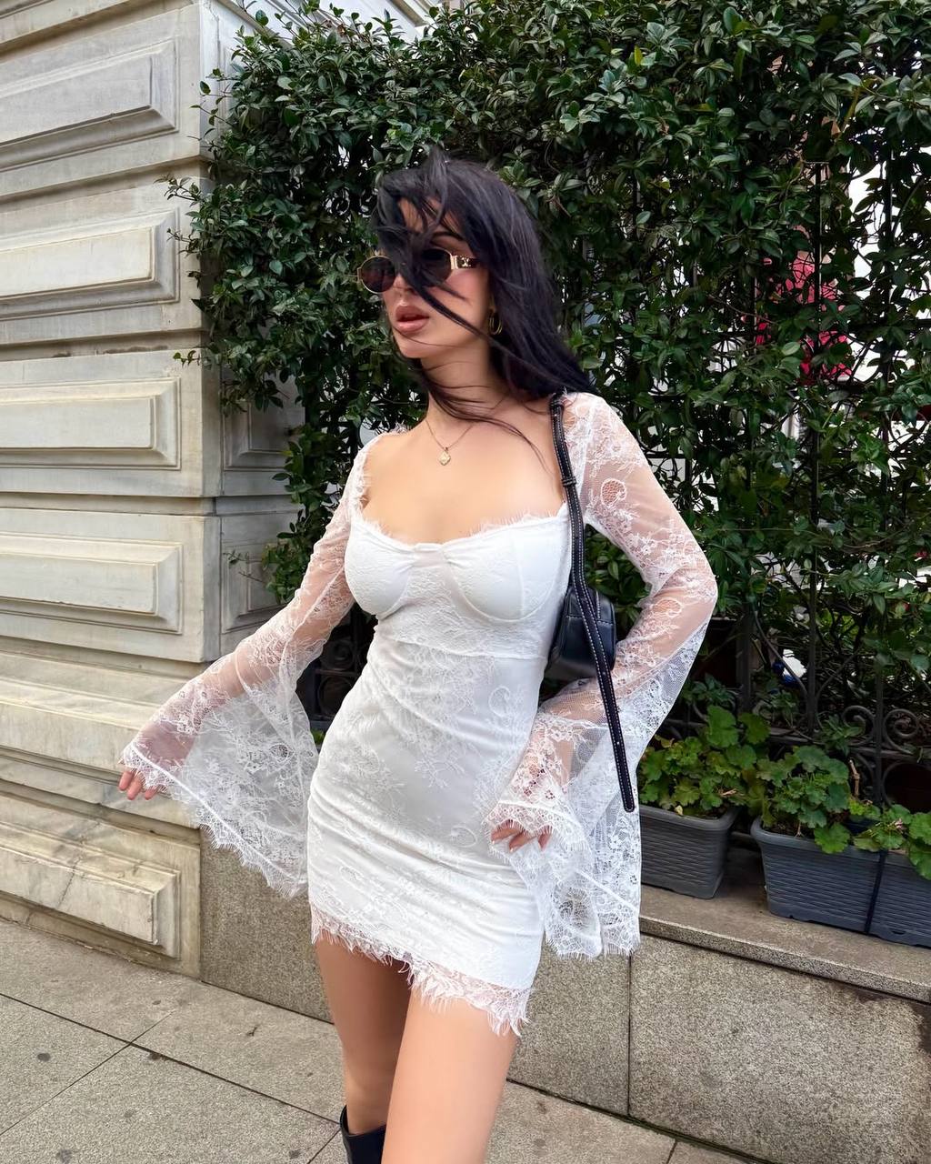 Robe Courte en Dentelle à Manches Évasées