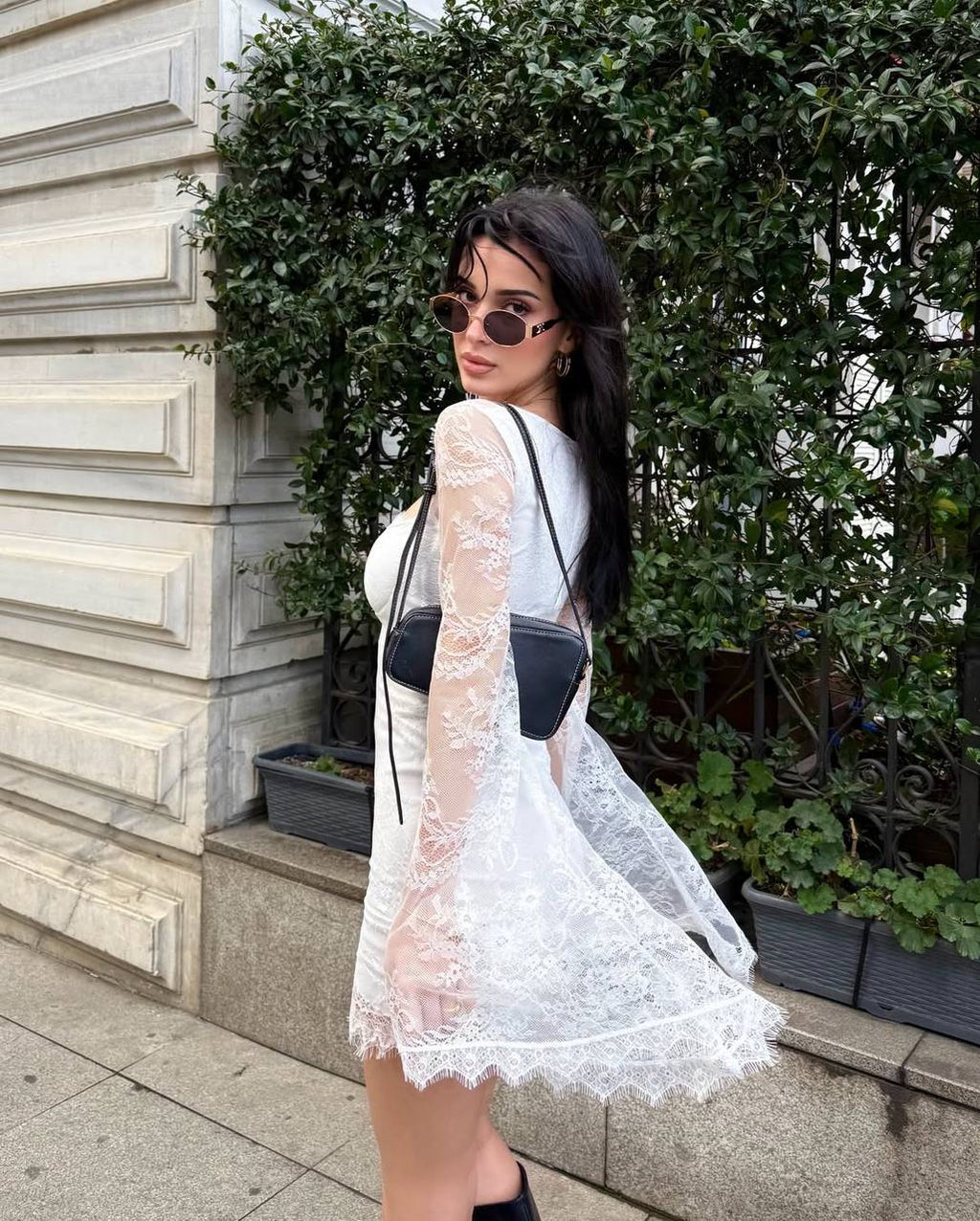 Robe Courte en Dentelle à Manches Évasées