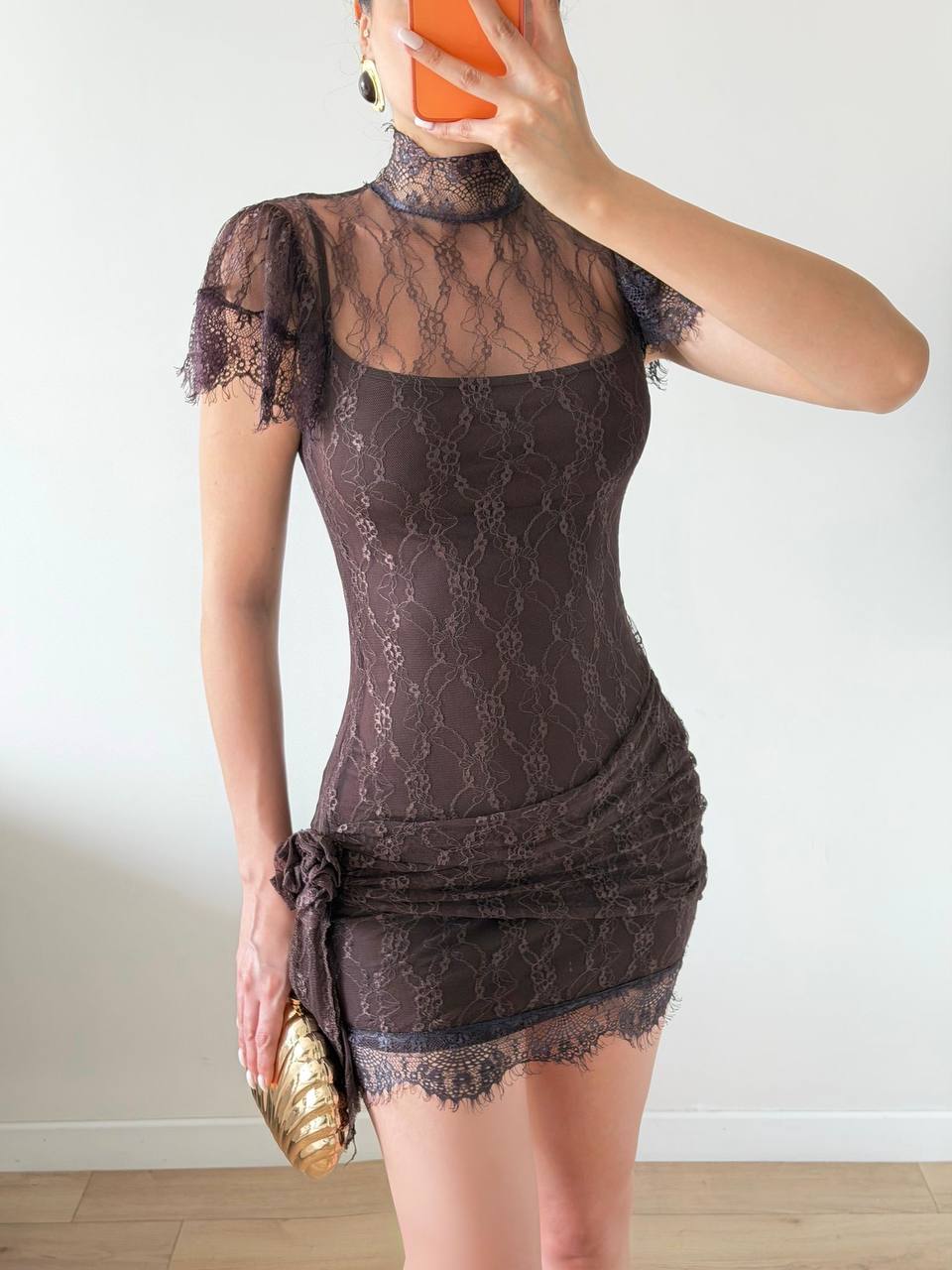 Robe Courte en Dentelle - Col Montant Élégant