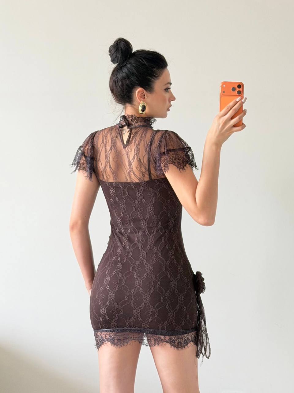 Robe Courte en Dentelle - Col Montant Élégant