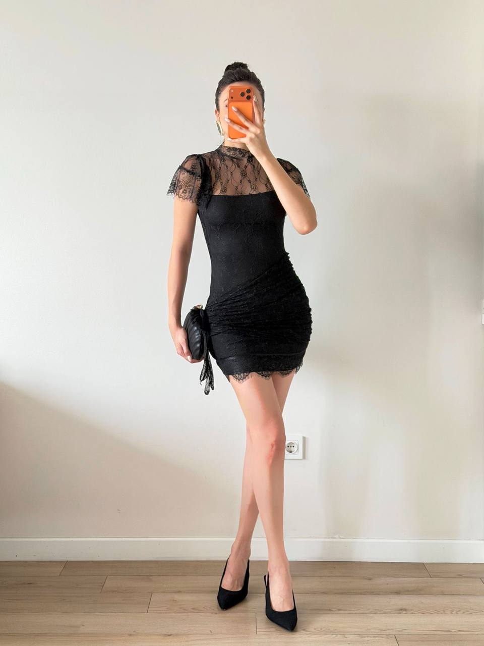 Robe Courte en Dentelle - Col Montant Élégant