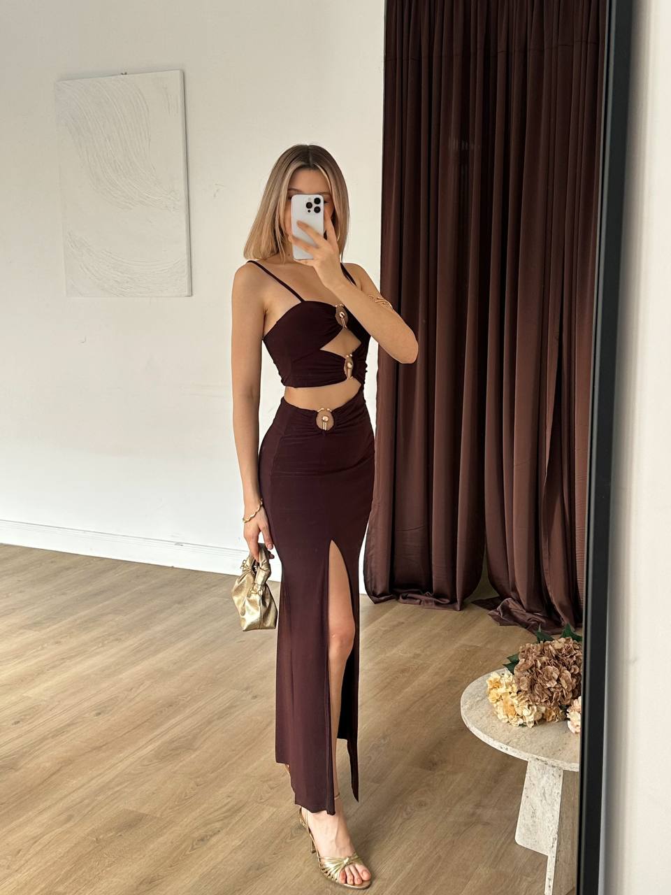 Robe Longue Cut-Out - Détails Dorés & Fente