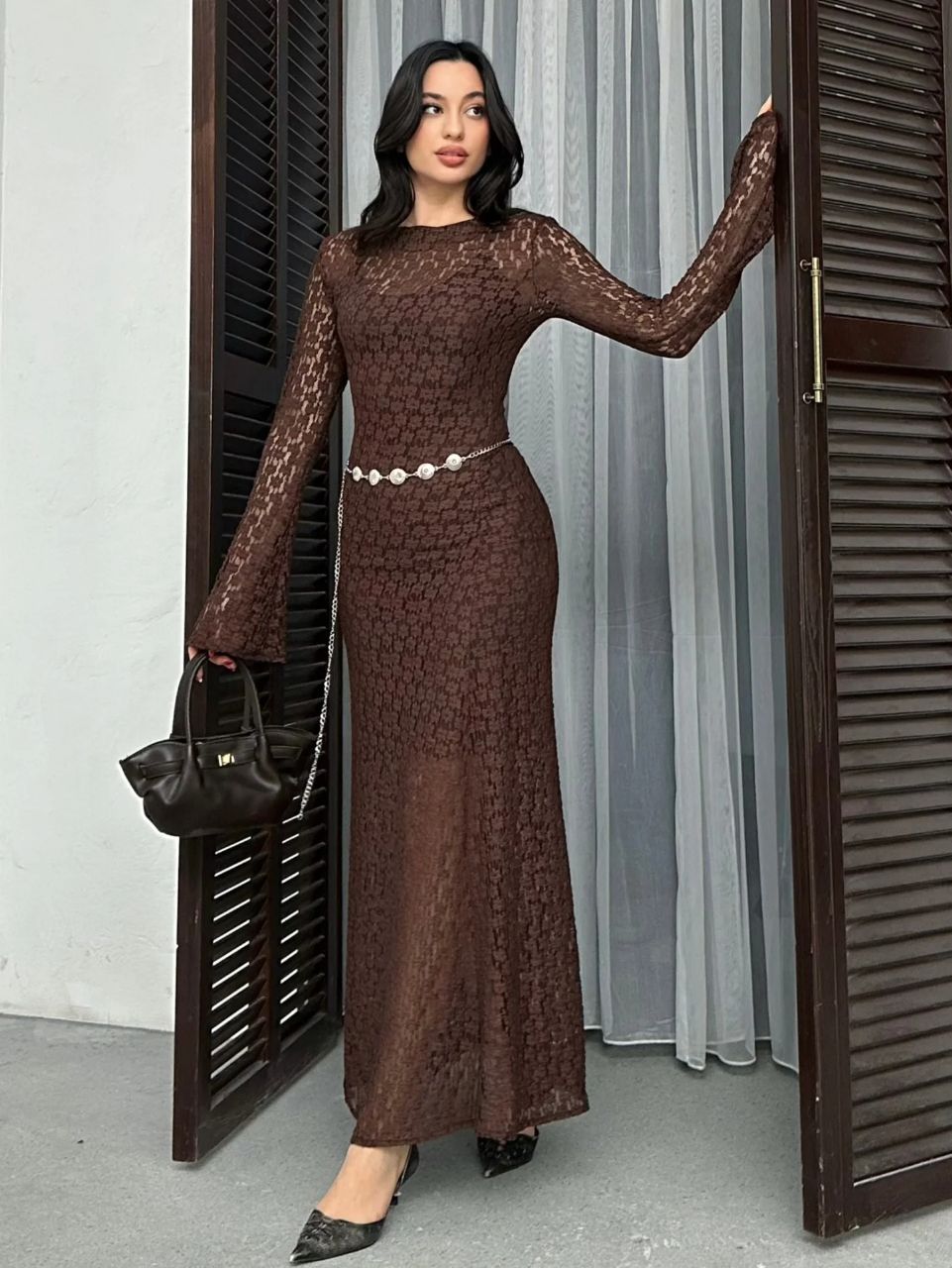 Mina Robe Longue en Dentelle Marron à Manches Évasées - Élégance Sophistiquée