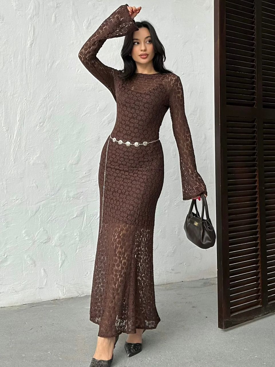 Mina Robe Longue en Dentelle Marron à Manches Évasées - Élégance Sophistiquée