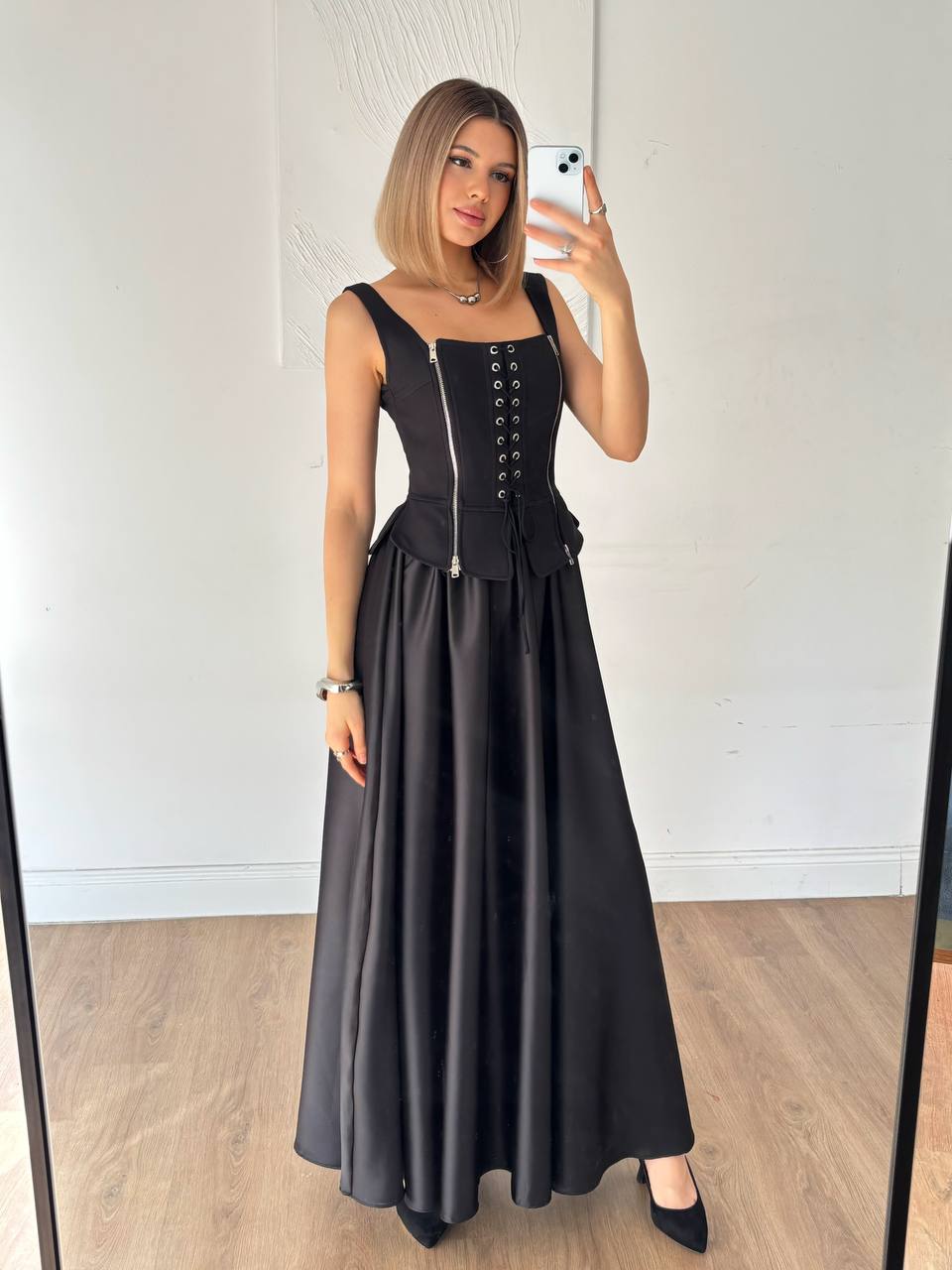 Mira Robe Longue Noire Corsetée - Bustier Laçage et Jupe Évasée