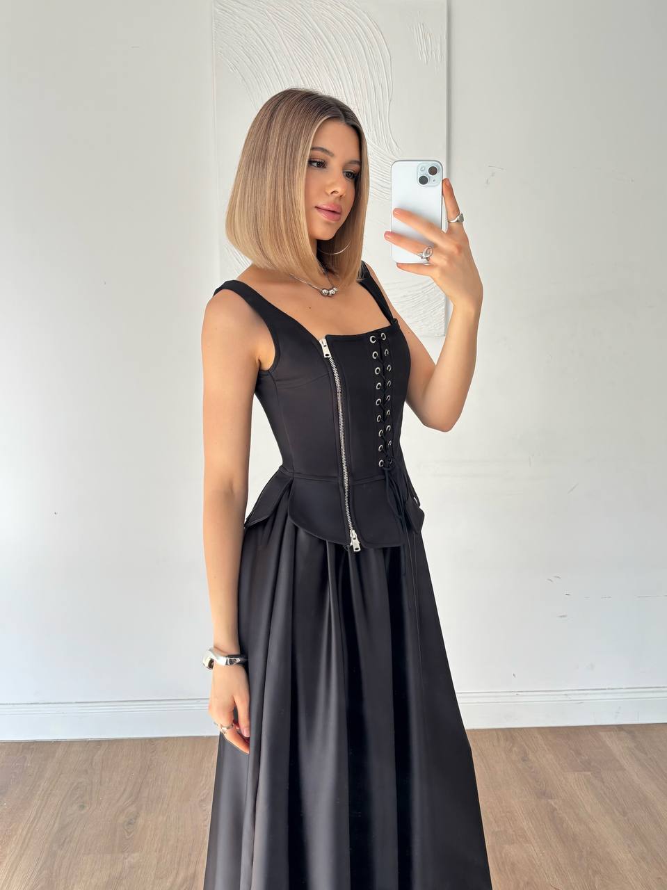 Mira Robe Longue Noire Corsetée - Bustier Laçage et Jupe Évasée