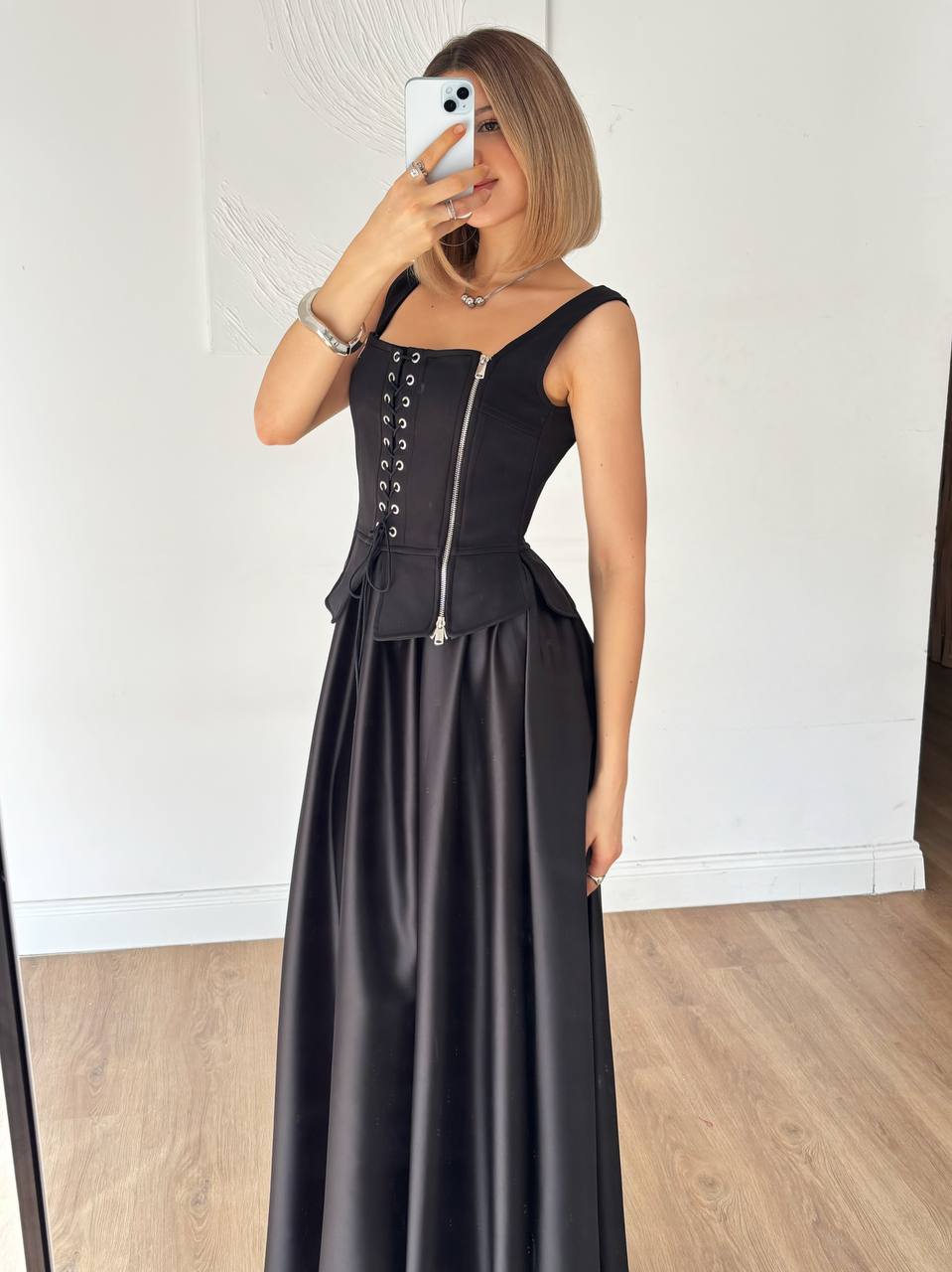 Mira Robe Longue Noire Corsetée - Bustier Laçage et Jupe Évasée