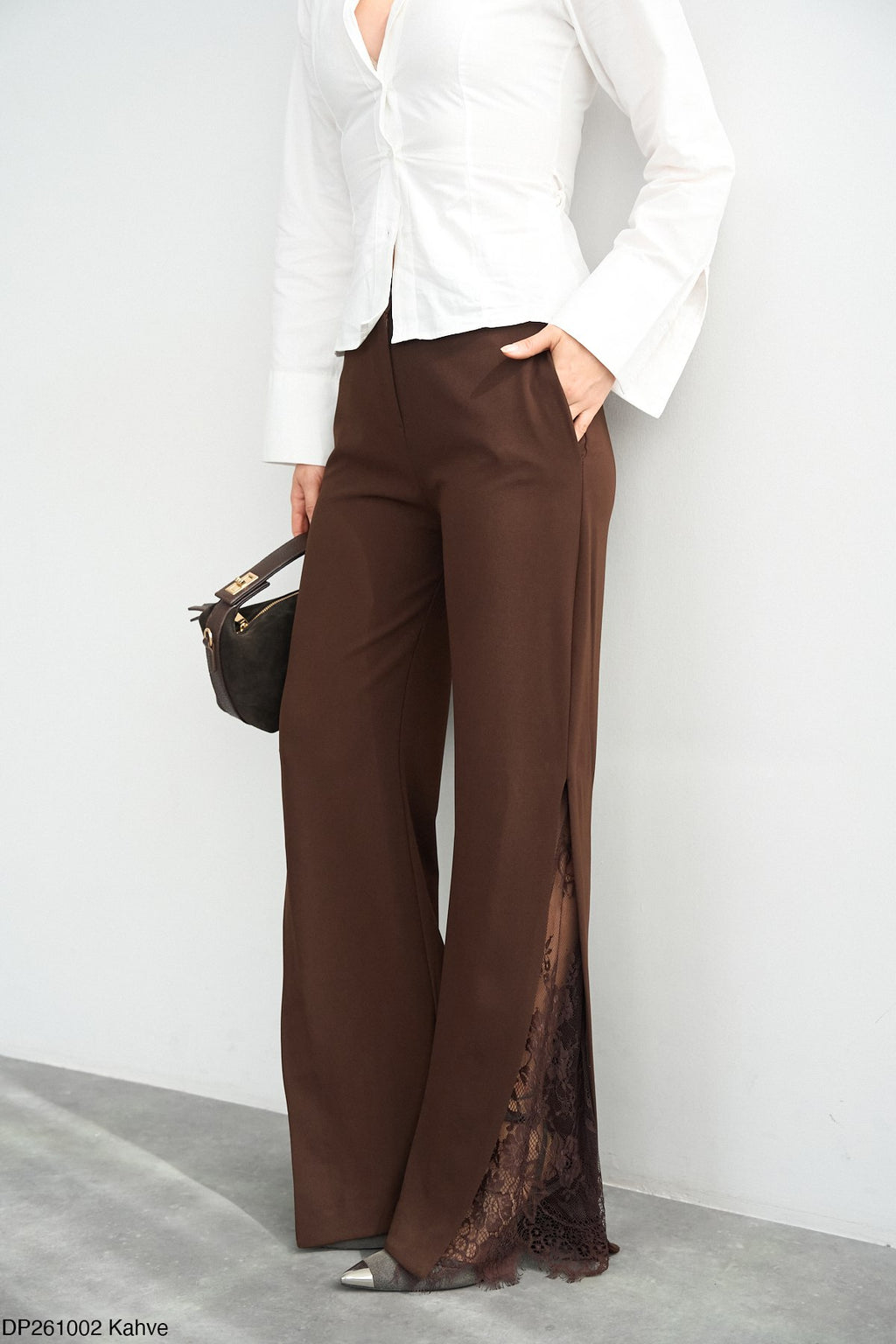 Quya Pantalon Large Marron avec Bandes Dentelle Latérales - Élégance Chic