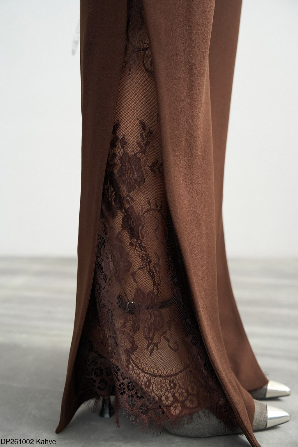 Quya Pantalon Large Marron avec Bandes Dentelle Latérales - Élégance Chic