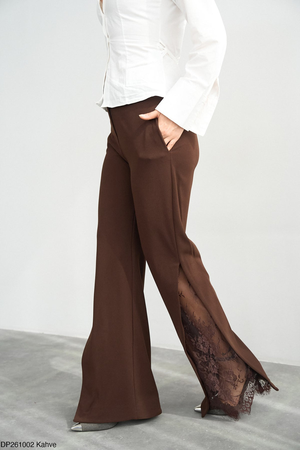 Quya Pantalon Large Marron avec Bandes Dentelle Latérales - Élégance Chic