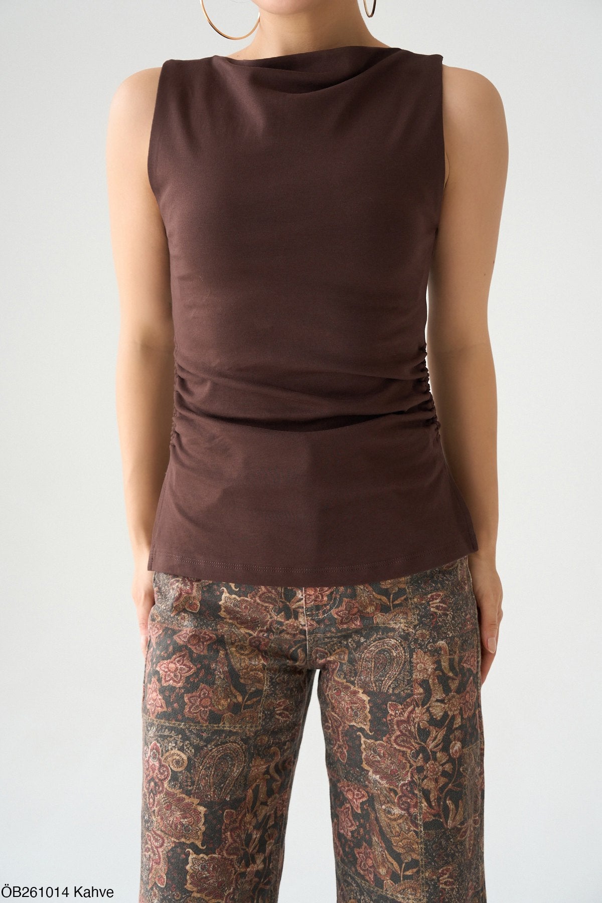 Qasa Top Sans Manches Froncé Latéral Col Bateau Élégant